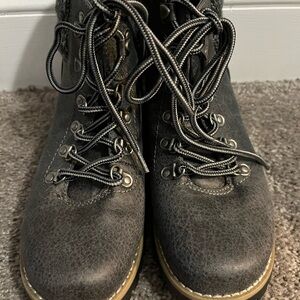 Cliffs by WHITE MOUNTAIN Kids Gray Goth Grunge Lace-Up Hiking Boots Size 6.